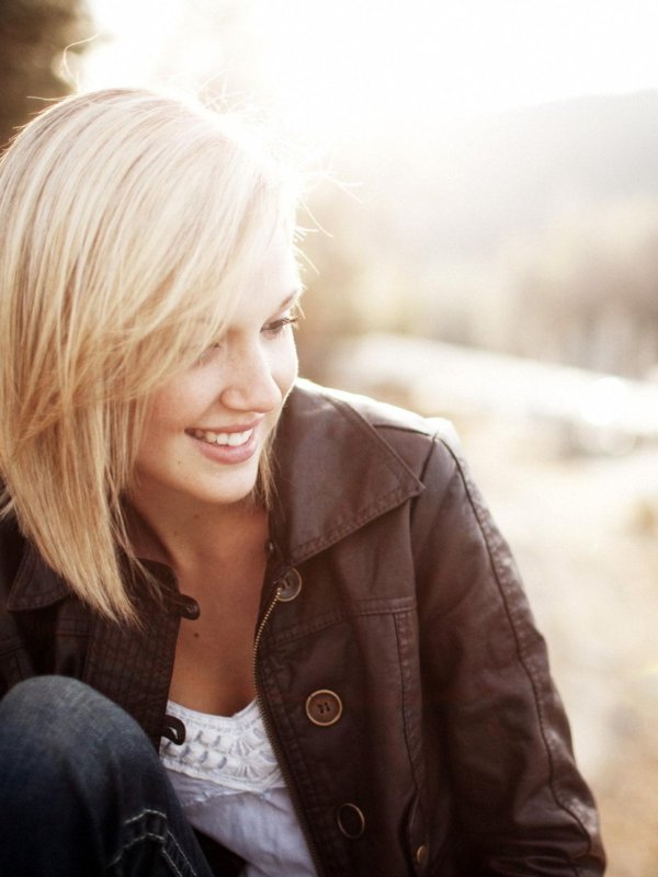 Девушка блондинка с каре