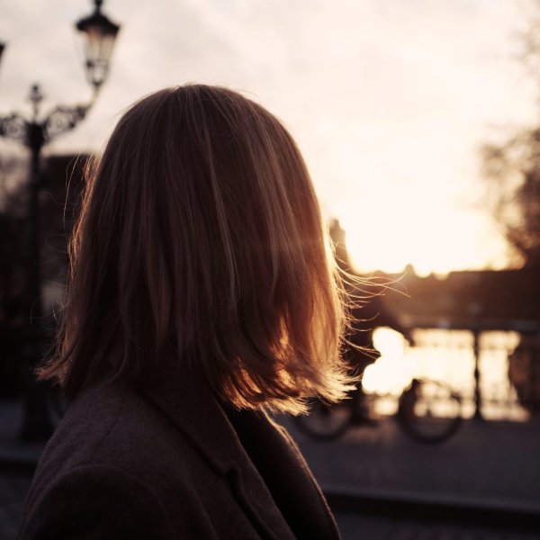 Девушка блондинка с каре