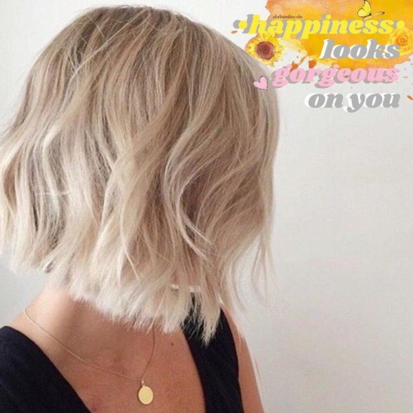 Девушка блондинка с каре