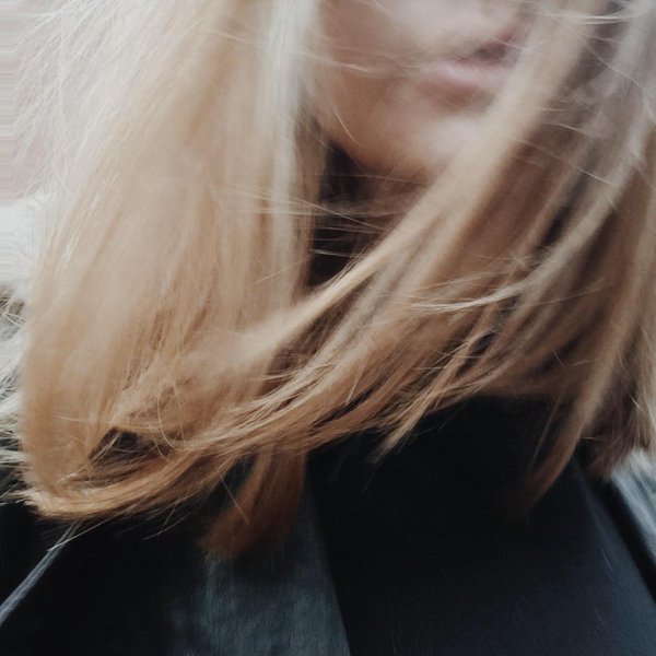 Девушка блондинка с каре