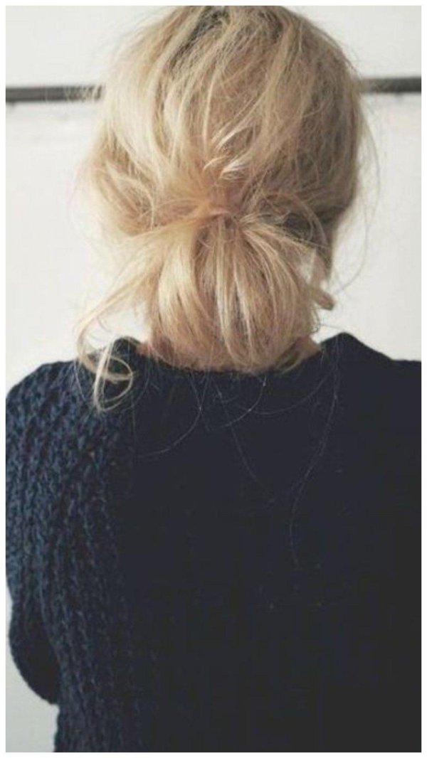 Девушка блондинка с каре