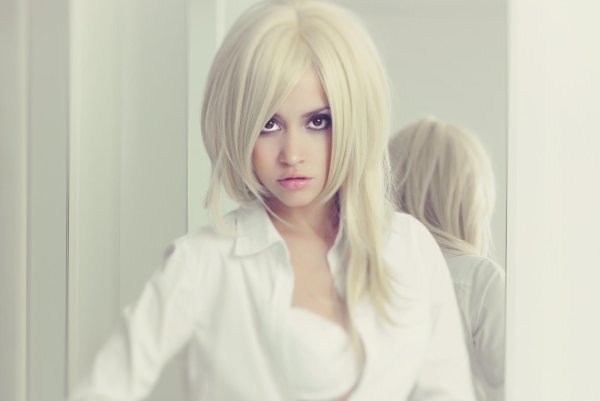 Девушка блондинка с каре