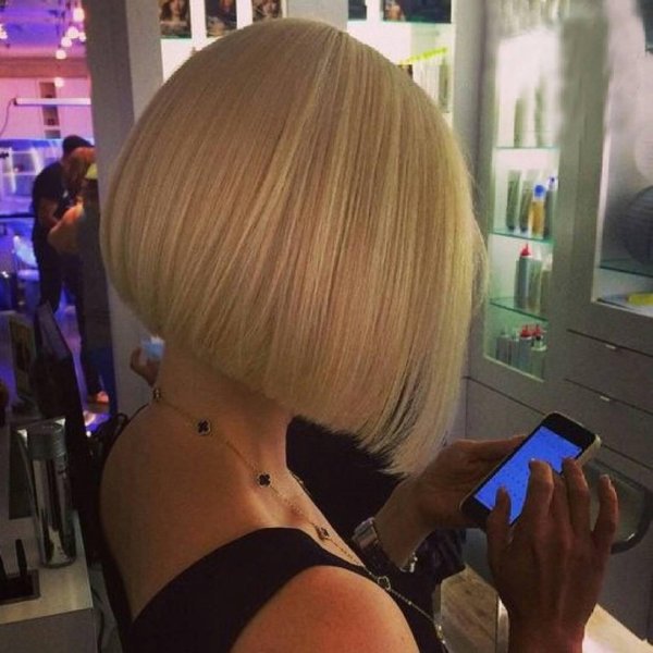 Девушка блондинка с каре