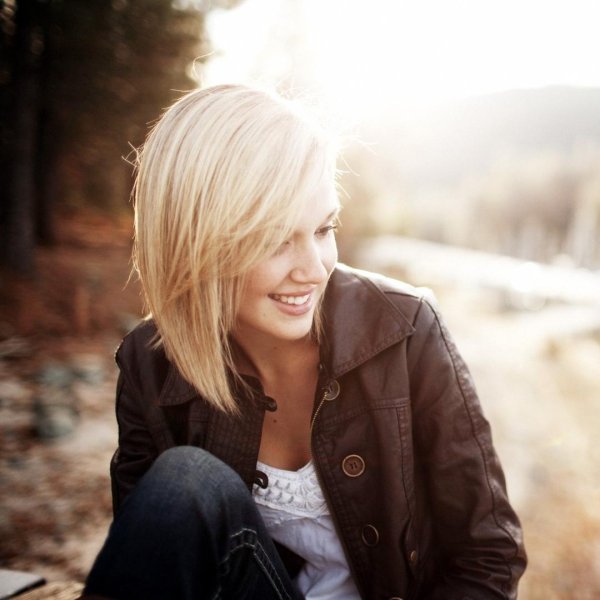 Девушка блондинка с каре