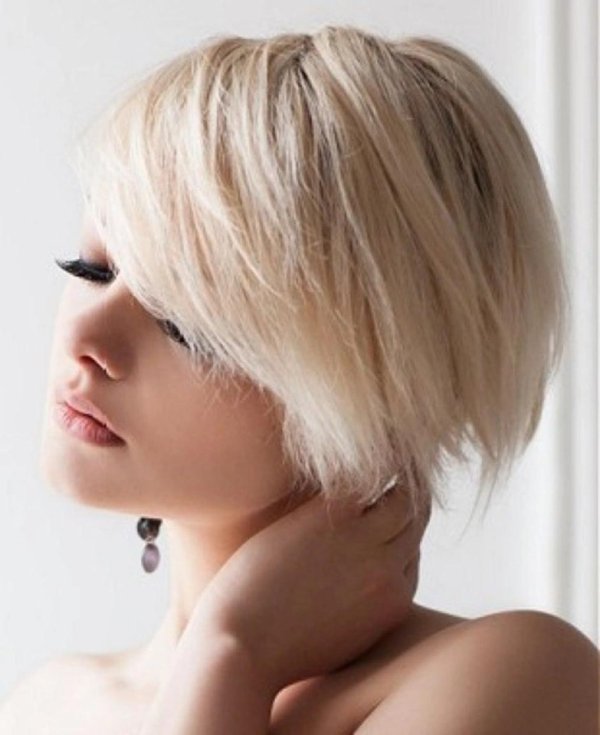 Девушка блондинка с каре