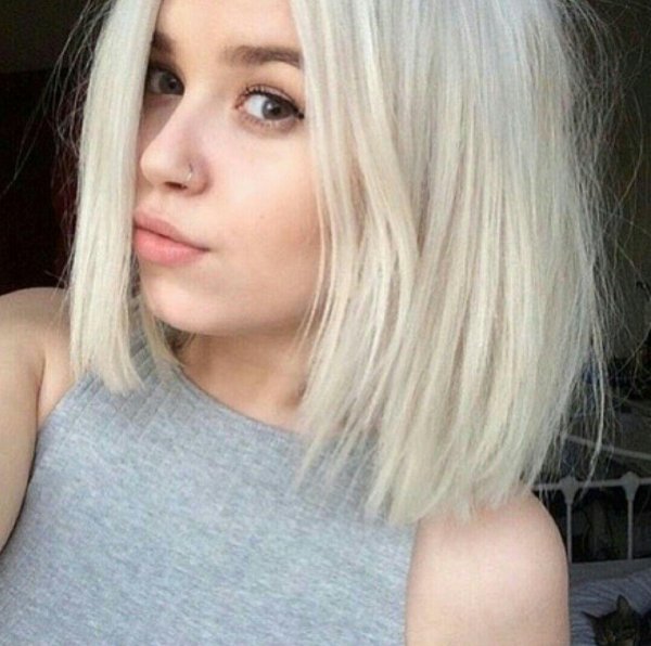 Девушка блондинка с каре