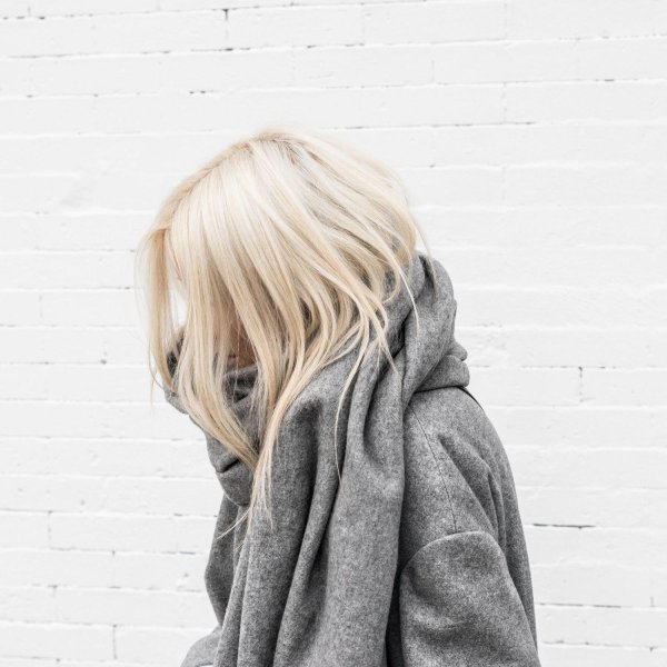 Девушка блондинка с каре