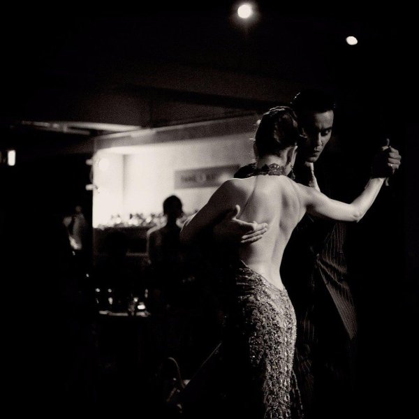 Парень и девушка танцуют