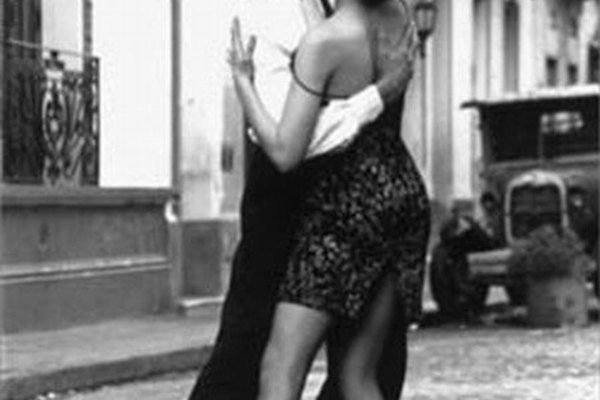 Парень и девушка танцуют