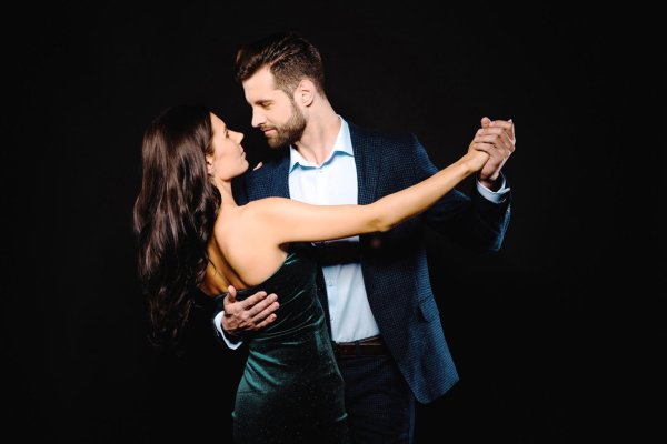 Парень и девушка танцуют