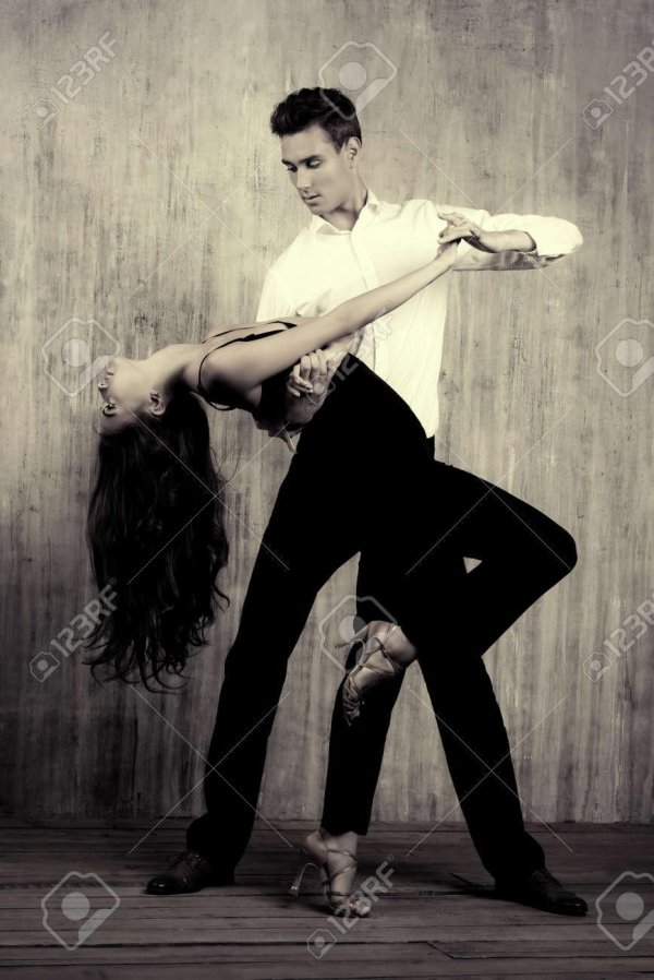 Парень и девушка танцуют