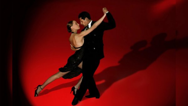 Парень и девушка танцуют