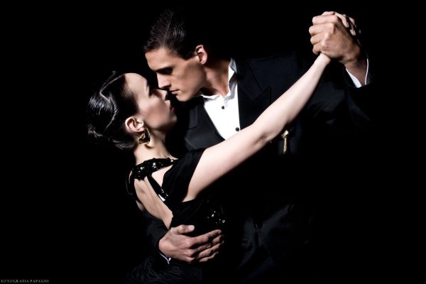 Парень и девушка танцуют