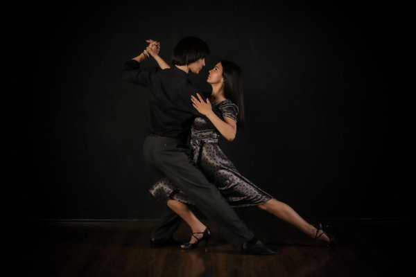 Парень и девушка танцуют