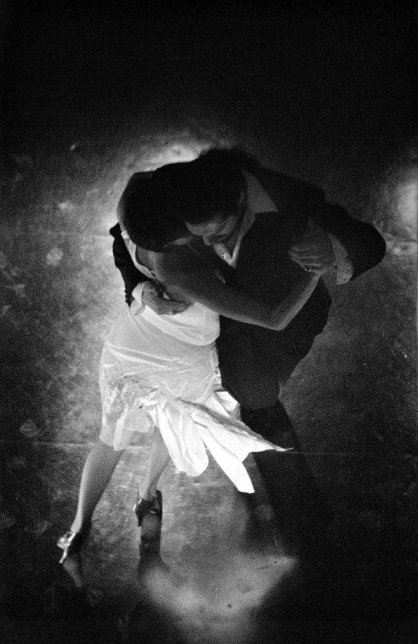 Парень и девушка танцуют