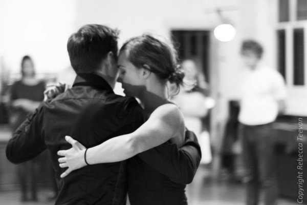 Парень и девушка танцуют