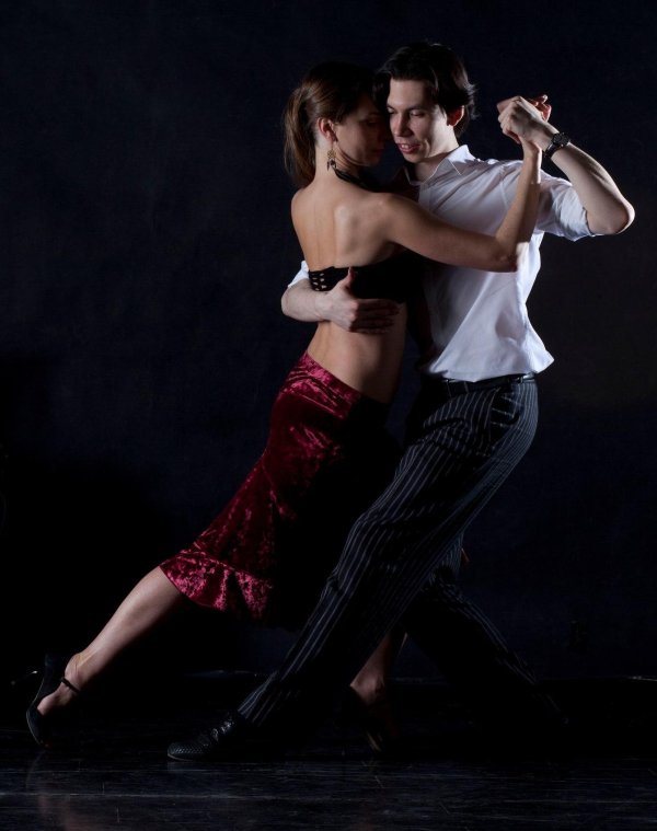 Парень и девушка танцуют