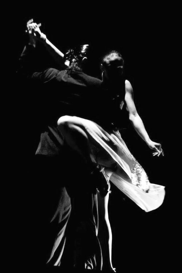 Парень и девушка танцуют