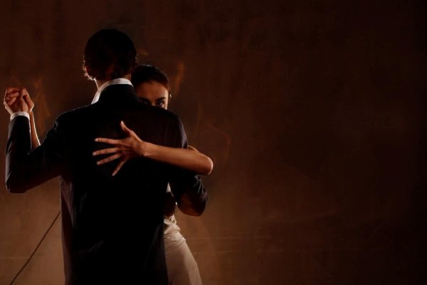 Парень и девушка танцуют