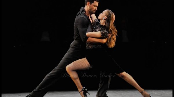 Парень и девушка танцуют