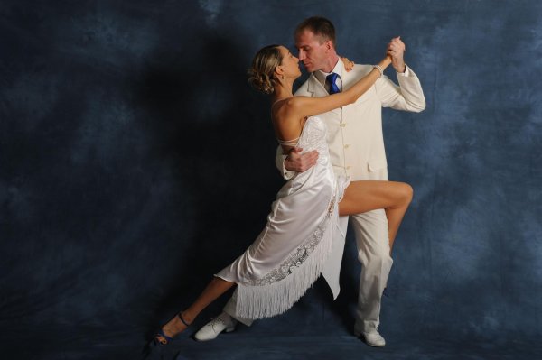 Парень и девушка танцуют