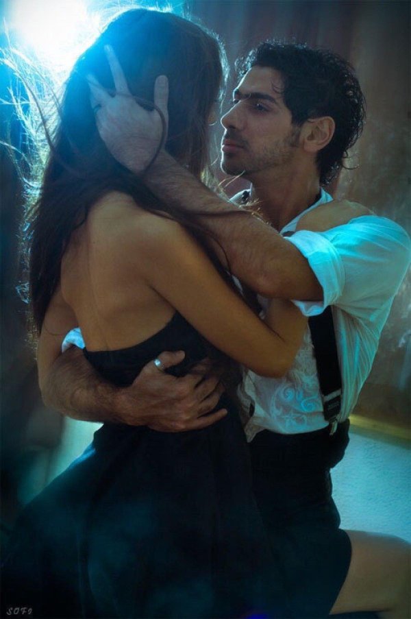 Парень и девушка танцуют