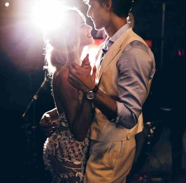 Парень и девушка танцуют