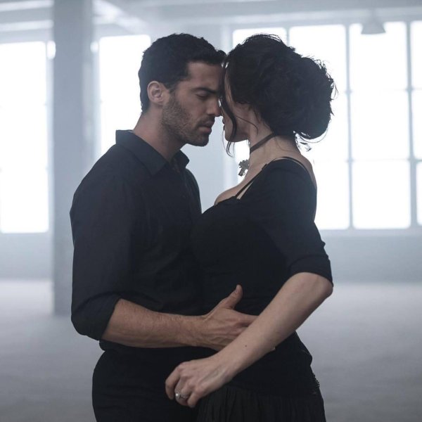 Парень и девушка танцуют