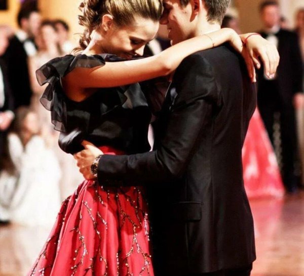 Парень и девушка танцуют