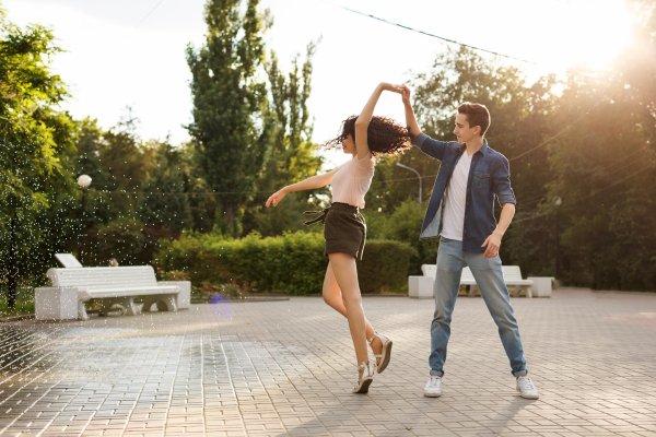 Парень и девушка танцуют