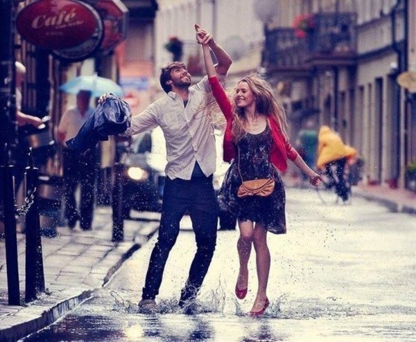 Парень и девушка танцуют