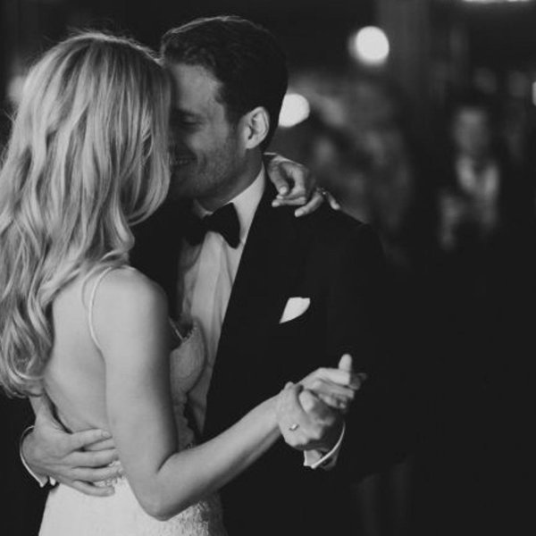 Парень и девушка танцуют