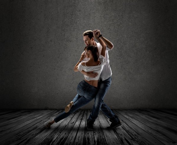 Парень и девушка танцуют
