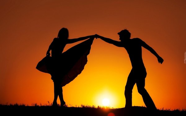 Парень и девушка танцуют