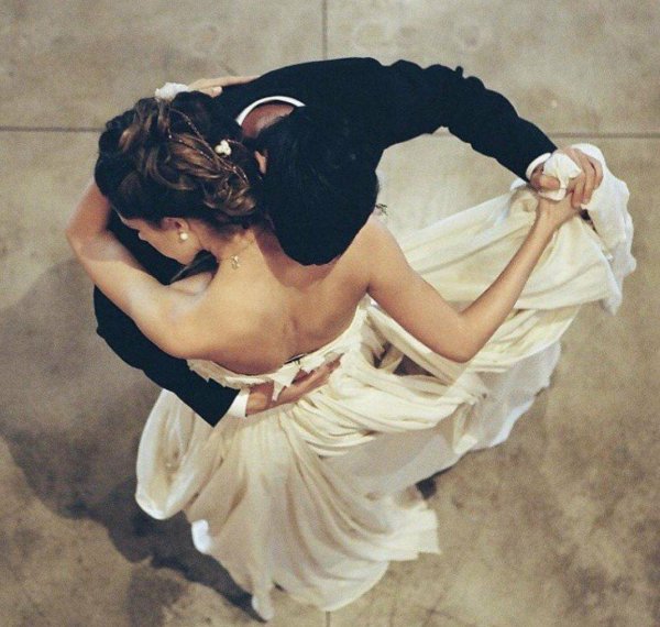 Парень и девушка танцуют