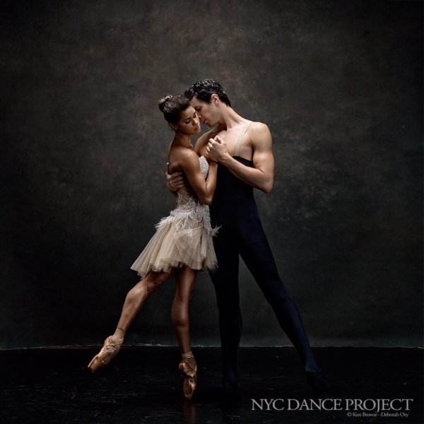 Парень и девушка танцуют