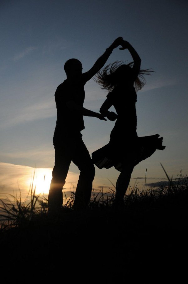 Парень и девушка танцуют