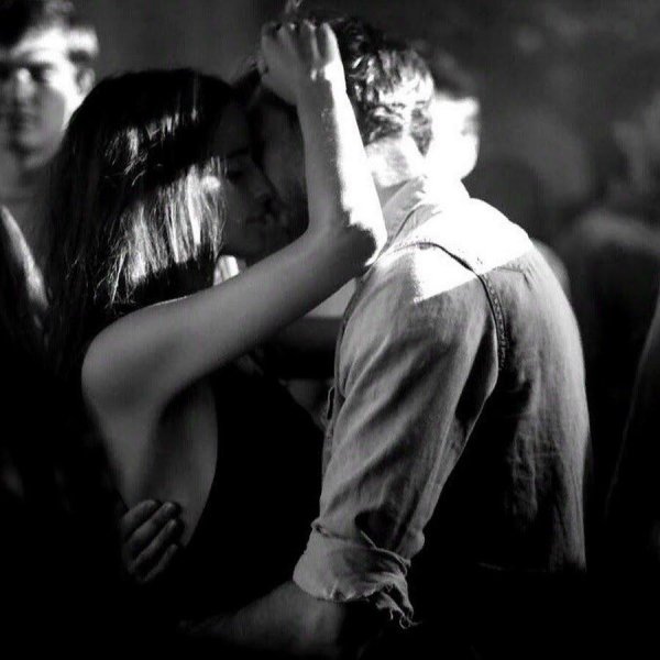 Парень и девушка танцуют