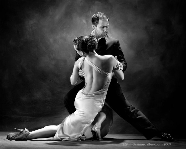 Парень и девушка танцуют