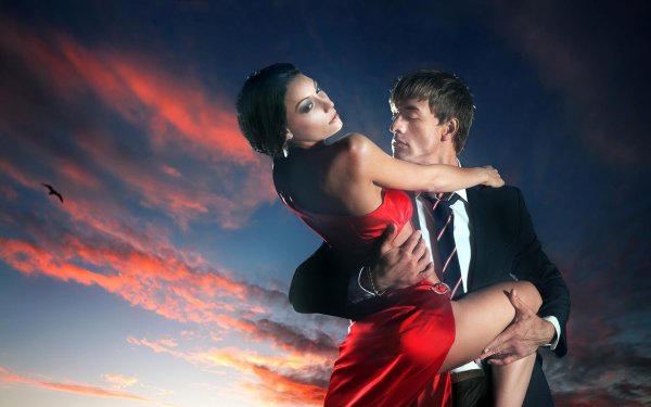 Парень и девушка танцуют