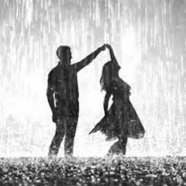 Парень и девушка танцуют