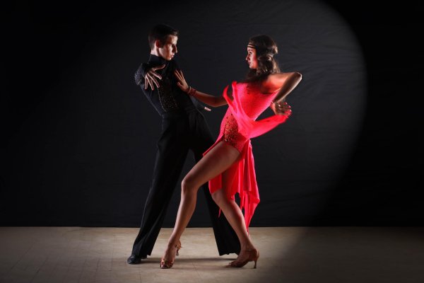 Парень и девушка танцуют