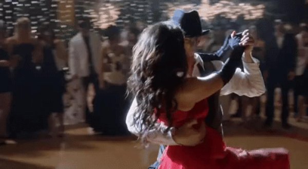 Парень и девушка танцуют