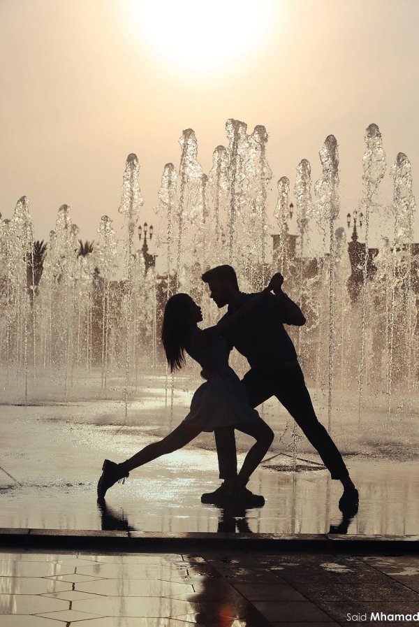 Парень и девушка танцуют