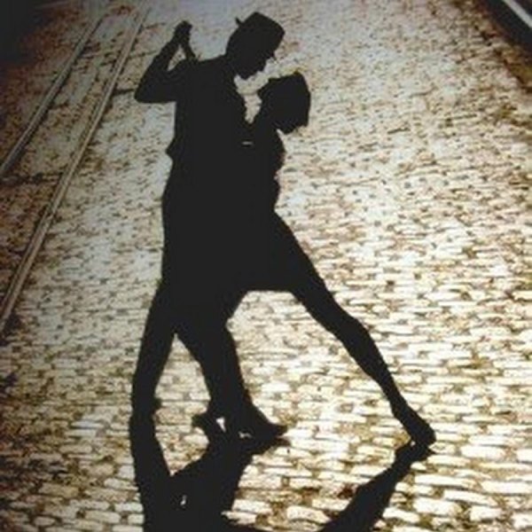 Парень и девушка танцуют