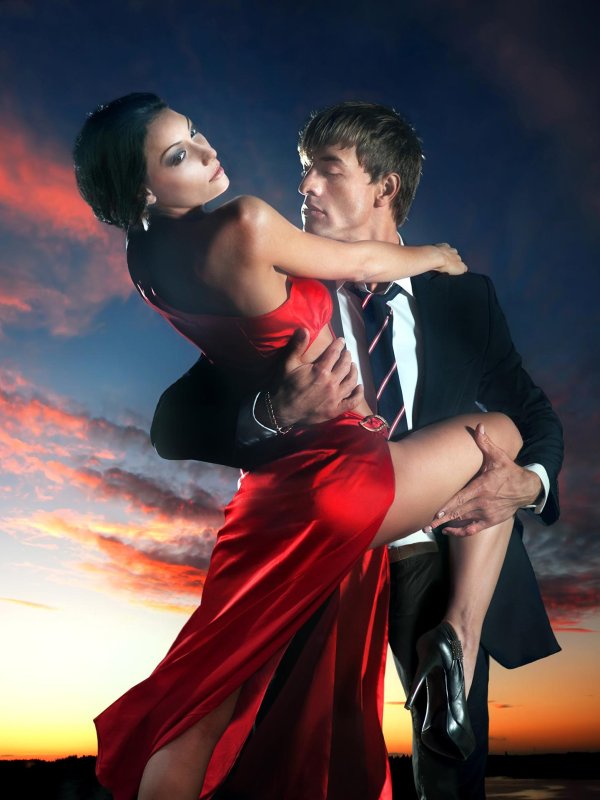 Парень и девушка танцуют