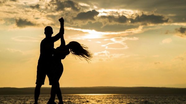 Парень и девушка танцуют