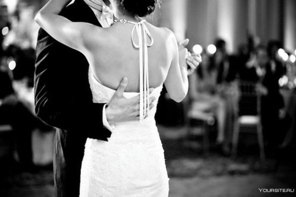 Парень и девушка танцуют