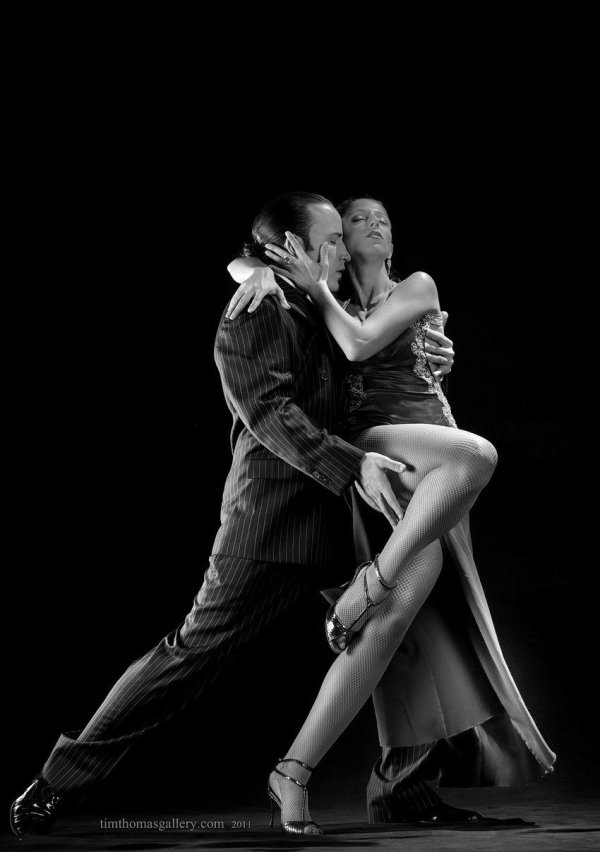 Парень и девушка танцуют