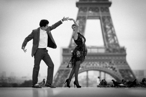 Парень и девушка танцуют